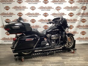 2018 Harley-Davidson® FLHTCU Electra Glide® Ultra Classic® thumb 3