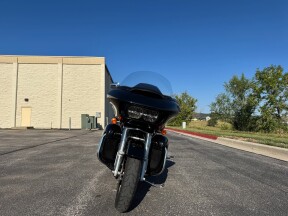 2017 Harley-Davidson® Road Glide® Ultra thumb 2