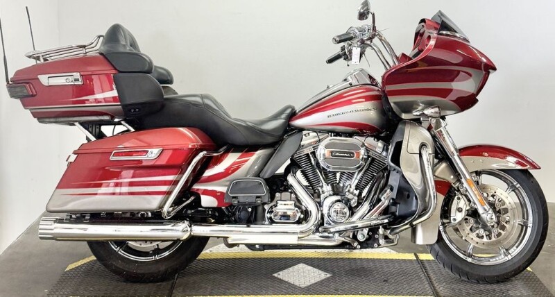2016 Harley-Davidson® CVO™ Road Glide® Ultra FLTRUSE