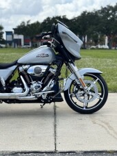 2025 Harley-Davidson® Street Glide™ FLHX thumb 2