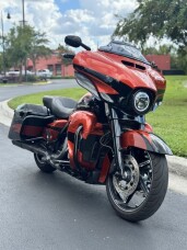 2017 Harley-Davidson® CVO™ Street Glide® FLHXSE thumb 1