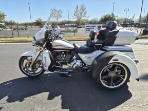 2020 Harley-Davidson® CVO™ Tri Glide® FLHTCUTGSE thumb 0