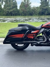 2017 Harley-Davidson® CVO™ Street Glide® FLHXSE thumb 3