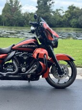 2017 Harley-Davidson® CVO™ Street Glide® FLHXSE thumb 2