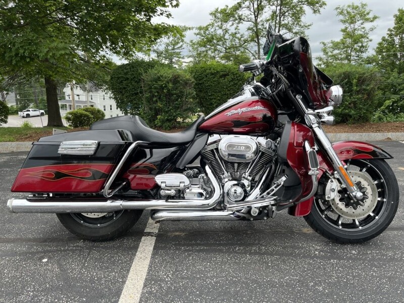 2011 Harley-Davidson® CVO™ Ultra Classic® Electra Glide® FLHTCUSE8