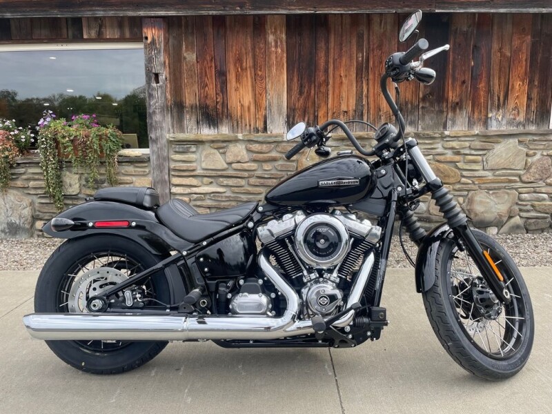 2025 Harley-Davidson® Street Bob® Vivid Black w/Laced Wheels