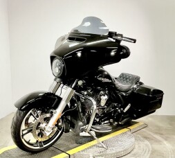 2017 Harley-Davidson® Street Glide® FLHX thumb 1