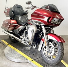 2016 Harley-Davidson® CVO™ Road Glide® Ultra FLTRUSE thumb 3