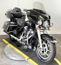 2018 Harley-Davidson® Electra Glide® Ultra Classic® FLHTCU thumb 3