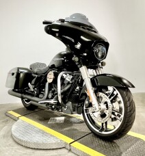 2017 Harley-Davidson® Street Glide® FLHX thumb 3
