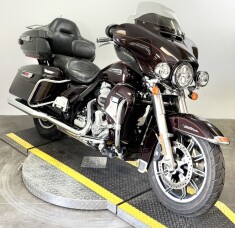 2014 Harley-Davidson® Electra Glide® Ultra Classic® FLHTCU thumb 3
