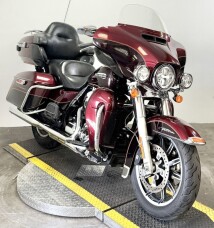 2014 Harley-Davidson® Electra Glide® Ultra Classic® FLHTCU thumb 3