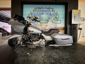 2025 Harley-Davidson<sup>®</sup> Road Glide® Atlas Silver Metallic thumb 3