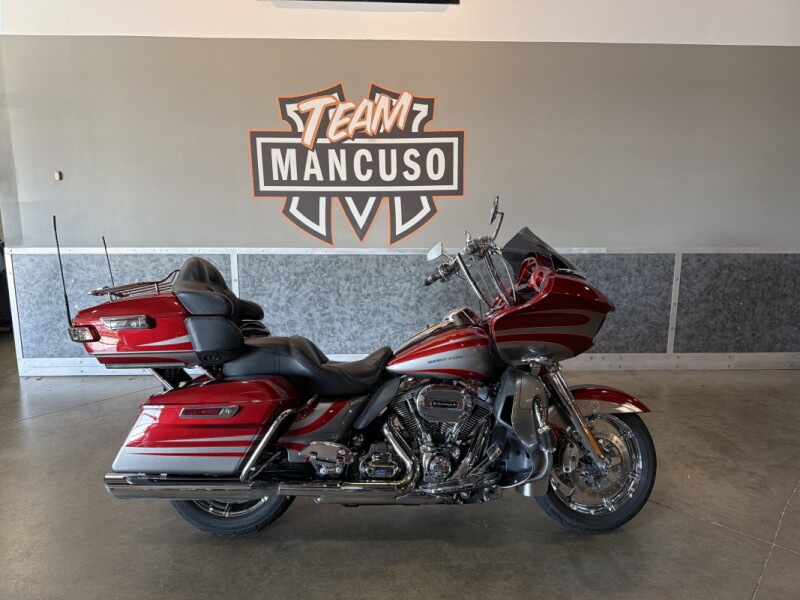 2016 Harley-Davidson® CVO™ Road Glide® Ultra FLTRUSE