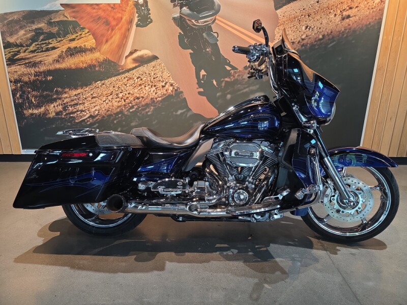 FLHXSE 2016 CVO™ Street Glide®