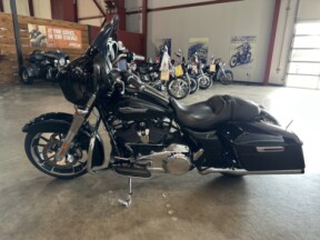 2021 Harley-Davidson® Street Glide® FLHX thumb 2