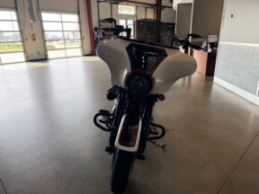 2021 Harley-Davidson® CVO™ Street Glide® FLHXSE thumb 3