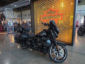 2025 Harley-Davidson® Street Glide™ Ultra FLHXU thumb 3