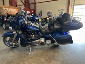 2020 Harley-Davidson® CVO™ Limited FLHTKSE thumb 2