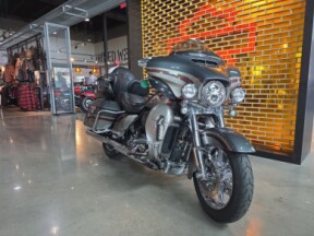 2016 Harley-Davidson® CVO™ Limited FLHTKSE thumb 3