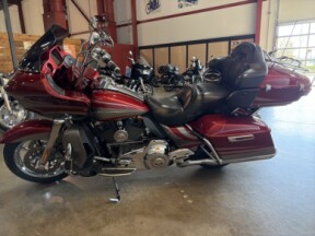 2016 Harley-Davidson® CVO™ Road Glide® Ultra FLTRUSE thumb 2