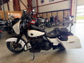 2021 Harley-Davidson® CVO™ Street Glide® FLHXSE thumb 2