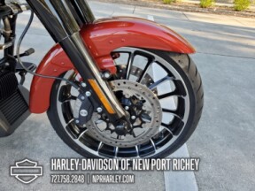 2025 Harley-Davidson® Road Glide™ thumb 2