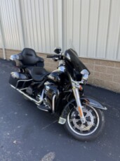 2018 Harley-Davidson® Electra Glide® Ultra Classic® FLHTCU thumb 3