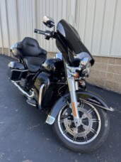 2018 Harley-Davidson® Electra Glide® Ultra Classic® FLHTCU thumb 2