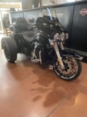 2025 Harley-Davidson® Tri Glide® Ultra FLHTCUTG thumb 3