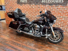 2014 Harley-Davidson® Electra Glide® Ultra Classic® FLHTCU thumb 3