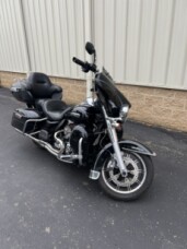 2016 Harley-Davidson® Electra Glide® Ultra Classic™ FLHTCU thumb 3