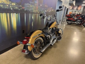 2017 Harley-Davidson® Heritage Softail® Classic FLSTC  thumb 2