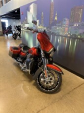 2018 Harley-Davidson® CVO™ Street Glide® FLHXSE thumb 1