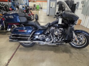 2014 Harley-Davidson® Electra Glide® Ultra Classic® FLHTCU thumb 2
