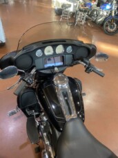 2025 Harley-Davidson® Tri Glide® Ultra FLHTCUTG thumb 1