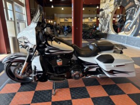 FLHXSE 2016 CVO™ Street Glide® thumb 2