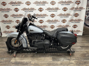 2024 Harley-Davidson® Heritage Classic Atlas Silver Metallic - Black Finish thumb 2