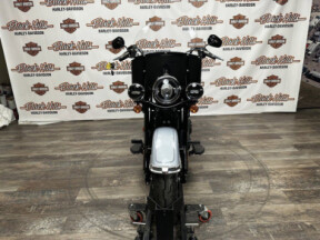 2024 Harley-Davidson® Heritage Classic Atlas Silver Metallic - Black Finish thumb 3