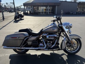 2017 Harley-Davidson® Road King® thumb 3