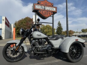 2025 Harley-Davidson® Freewheeler™ thumb 1