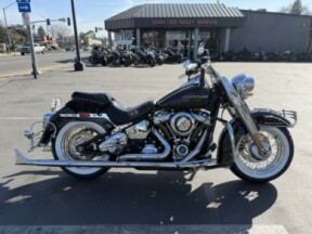2020 Harley-Davidson® Deluxe thumb 3