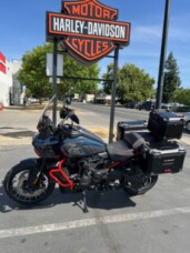 2025 Harley-Davidson® CVO™ Pan America® thumb 2