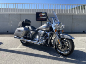 2017 Harley-Davidson® Road King® thumb 2