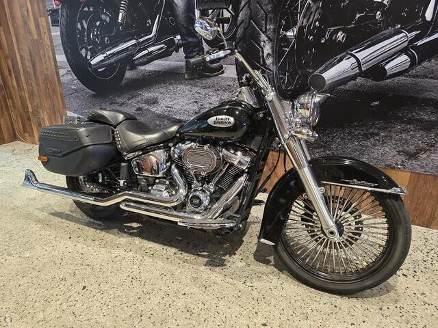 MY21 Harley-Davidson® Heritage Classic 107 FLHC Vivid Black