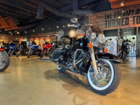 MY14 Harley-Davidson Touring Road King Classic (FLHRC) Vivid Black thumb 3