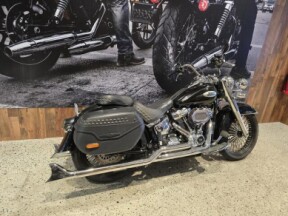MY21 Harley-Davidson® Heritage Classic 107 FLHC Vivid Black thumb 1