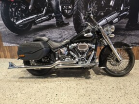 MY21 Harley-Davidson® Heritage Classic 107 FLHC Vivid Black thumb 3