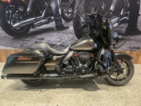 MY18 Harley-Davidson® CVO™ Limited FLHTKSE BLACK EARTH FADE thumb 3