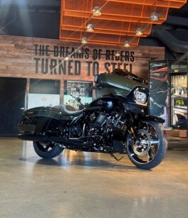 MY26 Harley-Davidson® Street Glide® FLHX OLIVE STEEL METALLIC/VIVID BLACK